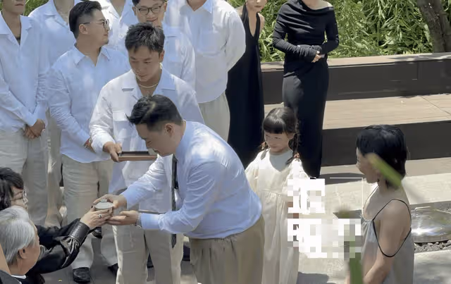 郝劭文大婚釋小龍當伴郎,新娘像穿睡衣,公公摟著兒媳讓人接受不了
