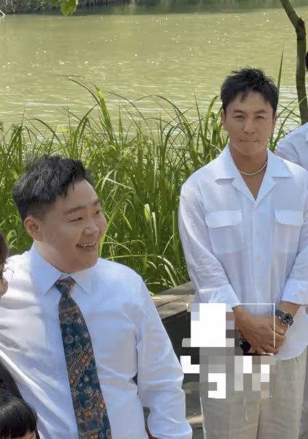 郝劭文大婚釋小龍當伴郎,新娘像穿睡衣,公公摟著兒媳讓人接受不了