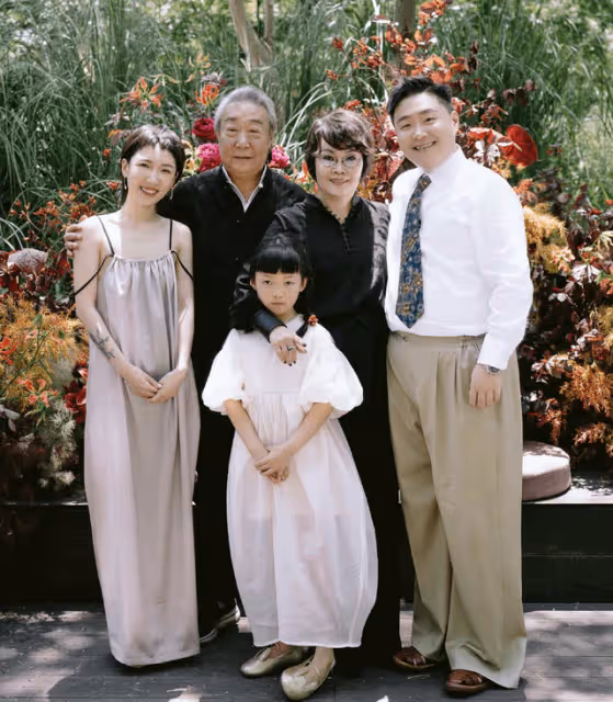 郝劭文大婚釋小龍當伴郎,新娘像穿睡衣,公公摟著兒媳讓人接受不了
