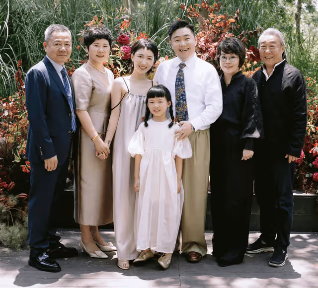郝劭文大婚釋小龍當伴郎,新娘像穿睡衣,公公摟著兒媳讓人接受不了