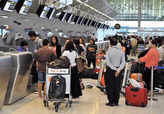 跟男友一家出國旅遊!全家搭頭等艙「唯獨自己排經濟艙」 強忍淚水「聽到地勤一句話」心寒提分手!