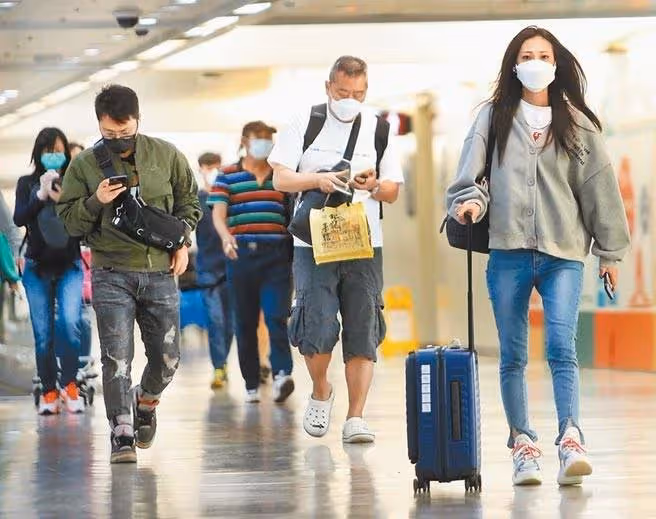 跟男友一家出國旅遊!全家搭頭等艙「唯獨自己排經濟艙」 強忍淚水「聽到地勤一句話」心寒提分手!
