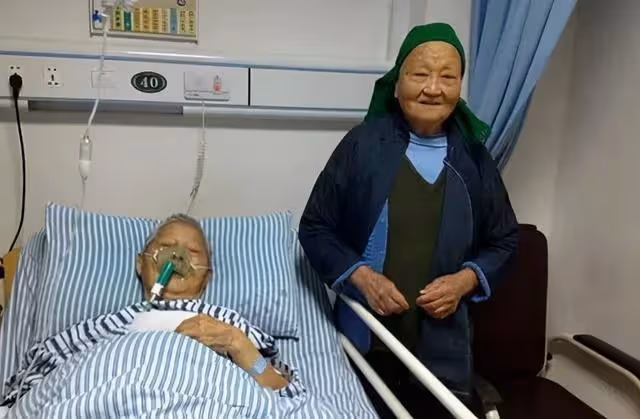 父親生病,我帶十萬存款趕回,病房外聽到父母談話,我決意離開!