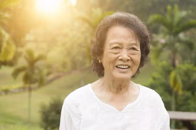 父親生病,我帶十萬存款趕回,病房外聽到父母談話,我決意離開!