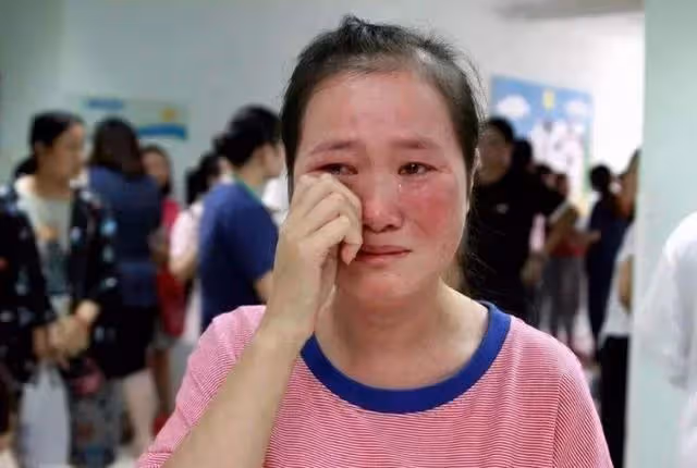 父親生病,我帶十萬存款趕回,病房外聽到父母談話,我決意離開!
