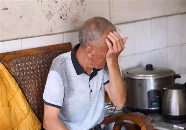 父親生病,我帶十萬存款趕回,病房外聽到父母談話,我決意離開!