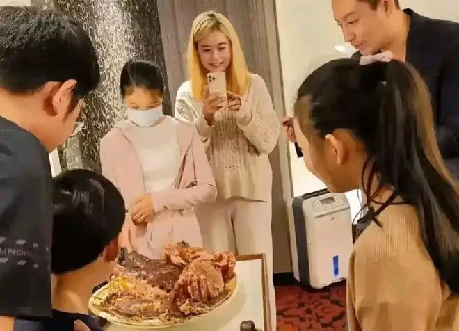 汪小菲和霍啟剛同時曬孩子正面照,霍啟剛被祝福,汪小菲卻被告了