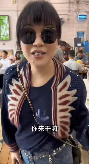 呂良偉和富婆妻子接地氣!在菜市場吃簡陋大排檔,甜秀恩愛無人識
