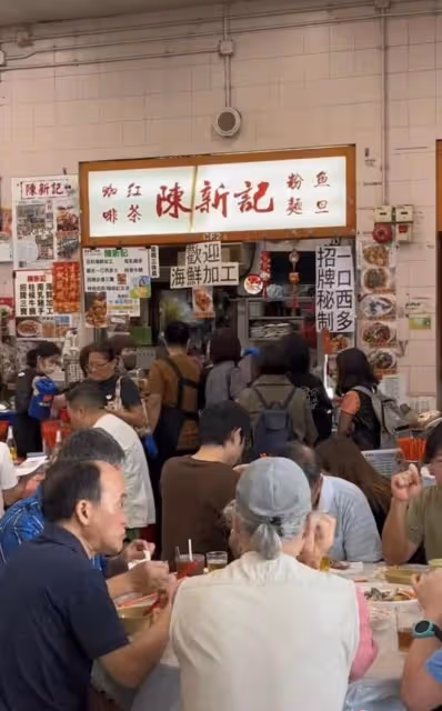 呂良偉和富婆妻子接地氣!在菜市場吃簡陋大排檔,甜秀恩愛無人識