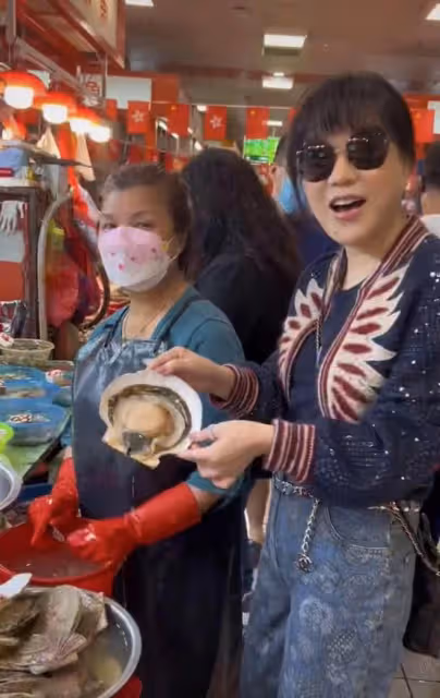呂良偉和富婆妻子接地氣!在菜市場吃簡陋大排檔,甜秀恩愛無人識