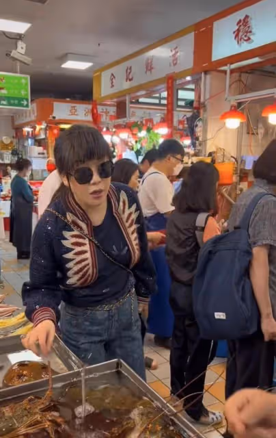 呂良偉和富婆妻子接地氣!在菜市場吃簡陋大排檔,甜秀恩愛無人識