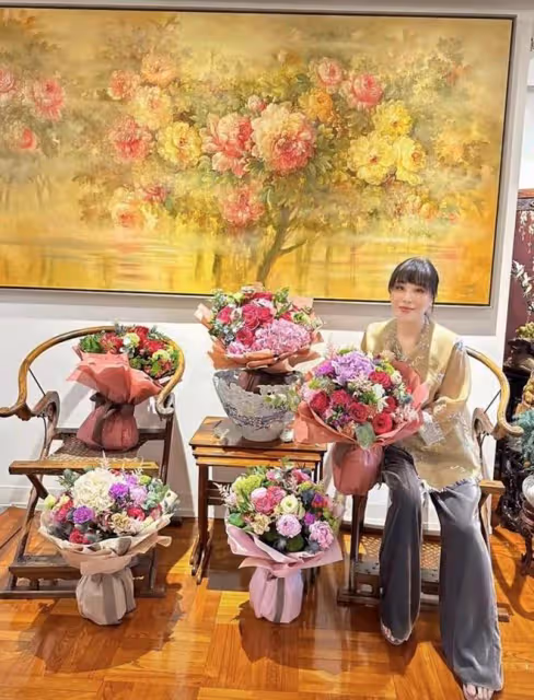呂良偉和富婆妻子接地氣!在菜市場吃簡陋大排檔,甜秀恩愛無人識