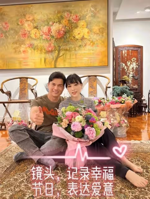 呂良偉和富婆妻子接地氣!在菜市場吃簡陋大排檔,甜秀恩愛無人識