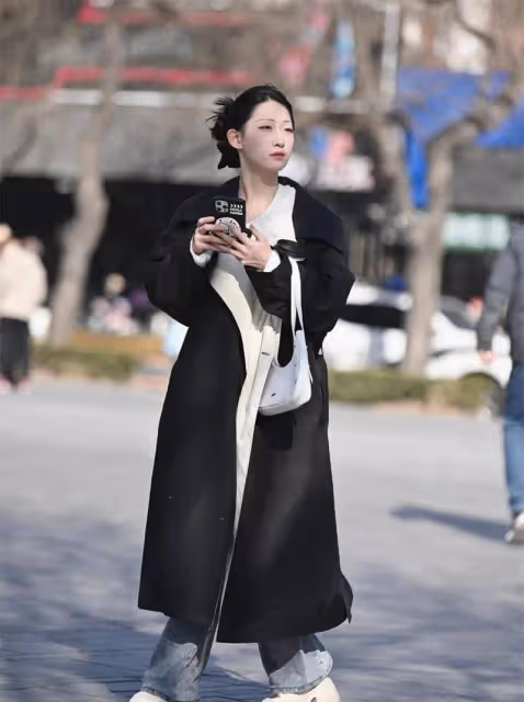 看完北京街拍，才懂什麼是真正的「名媛風」，頭髮微卷，一身乾淨