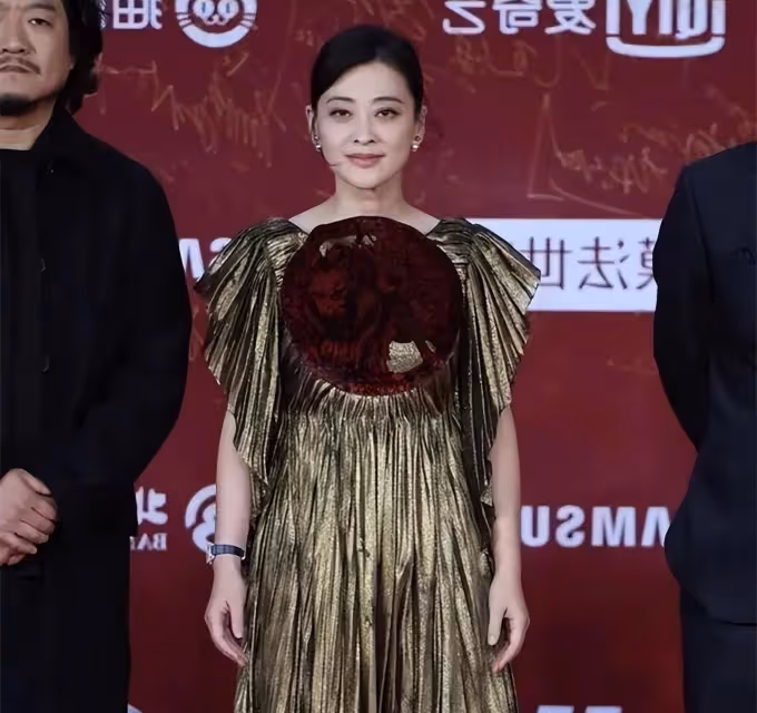梅婷的時尚看不懂！穿金色水桶裙還不夠，胸前配「窗花」真夠招搖