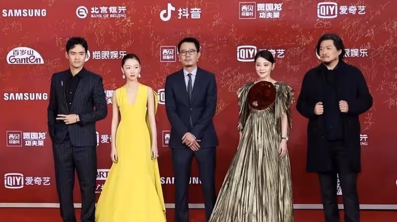 梅婷的時尚看不懂！穿金色水桶裙還不夠，胸前配「窗花」真夠招搖
