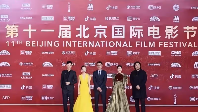 梅婷的時尚看不懂！穿金色水桶裙還不夠，胸前配「窗花」真夠招搖