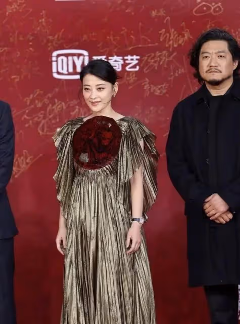 梅婷的時尚看不懂！穿金色水桶裙還不夠，胸前配「窗花」真夠招搖