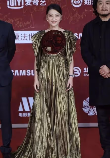 梅婷的時尚看不懂！穿金色水桶裙還不夠，胸前配「窗花」真夠招搖