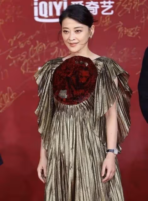 梅婷的時尚看不懂！穿金色水桶裙還不夠，胸前配「窗花」真夠招搖