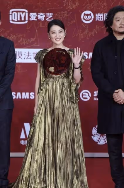 梅婷的時尚看不懂！穿金色水桶裙還不夠，胸前配「窗花」真夠招搖