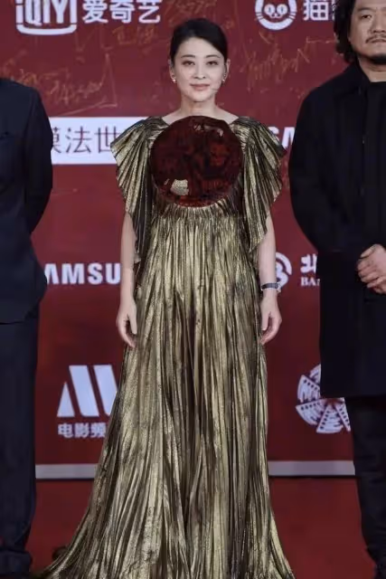 梅婷的時尚看不懂！穿金色水桶裙還不夠，胸前配「窗花」真夠招搖