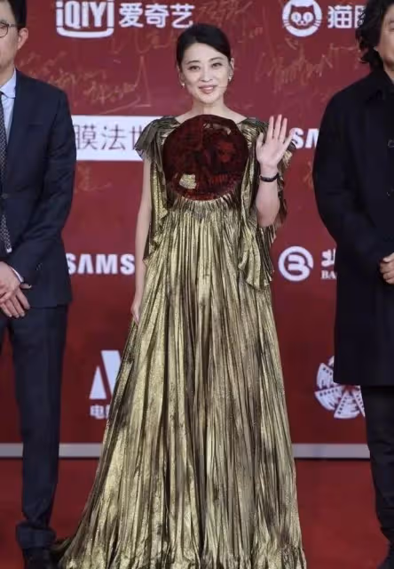 梅婷的時尚看不懂！穿金色水桶裙還不夠，胸前配「窗花」真夠招搖