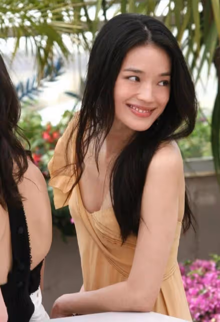 舒淇46歲還是那麼敢穿！露肩裙盡顯玲瓏曲線，又純又欲的氣質愛了