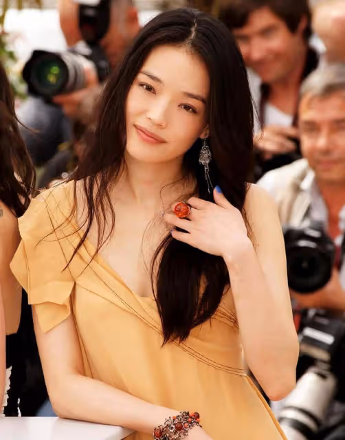 舒淇46歲還是那麼敢穿！露肩裙盡顯玲瓏曲線，又純又欲的氣質愛了