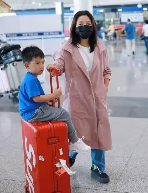 何潔攜前夫兒子亮相！穿粉色風衣暴露小短腿，身形圓潤沒女明星樣