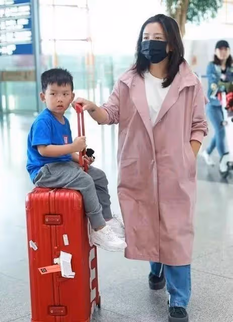 何潔攜前夫兒子亮相！穿粉色風衣暴露小短腿，身形圓潤沒女明星樣