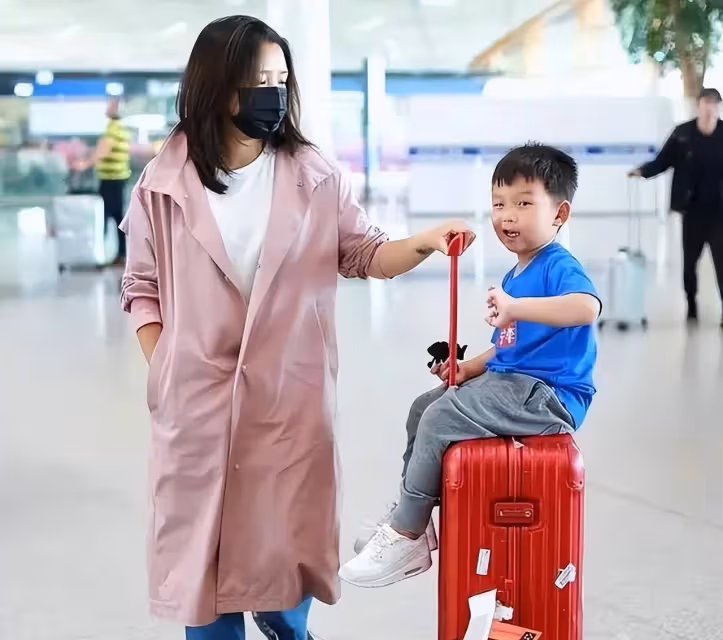 何潔攜前夫兒子亮相！穿粉色風衣暴露小短腿，身形圓潤沒女明星樣