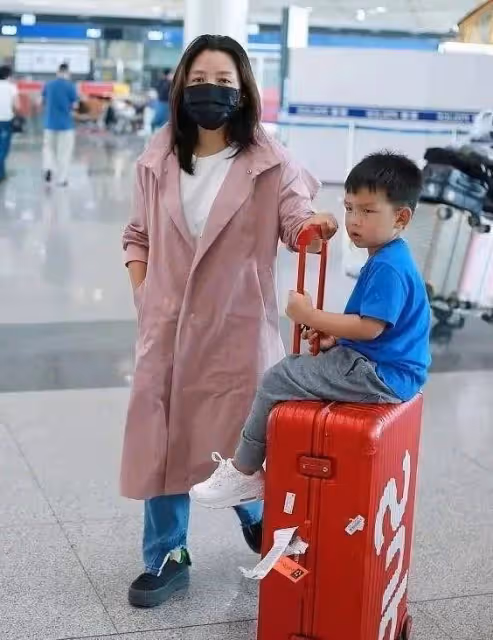 何潔攜前夫兒子亮相！穿粉色風衣暴露小短腿，身形圓潤沒女明星樣