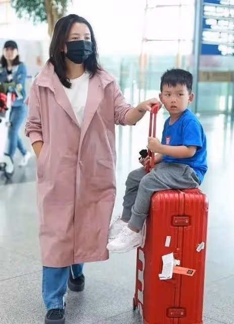 何潔攜前夫兒子亮相！穿粉色風衣暴露小短腿，身形圓潤沒女明星樣