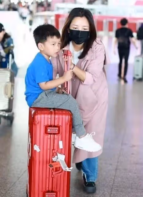 何潔攜前夫兒子亮相！穿粉色風衣暴露小短腿，身形圓潤沒女明星樣