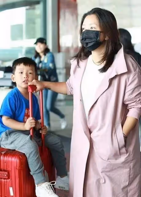 何潔攜前夫兒子亮相！穿粉色風衣暴露小短腿，身形圓潤沒女明星樣