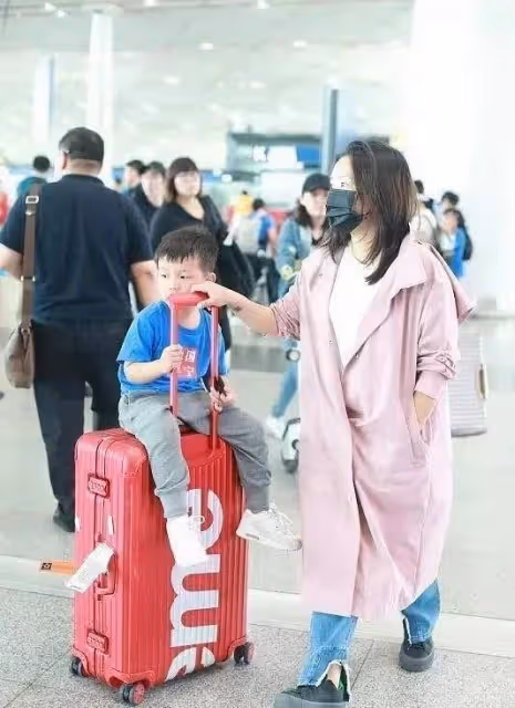 何潔攜前夫兒子亮相！穿粉色風衣暴露小短腿，身形圓潤沒女明星樣