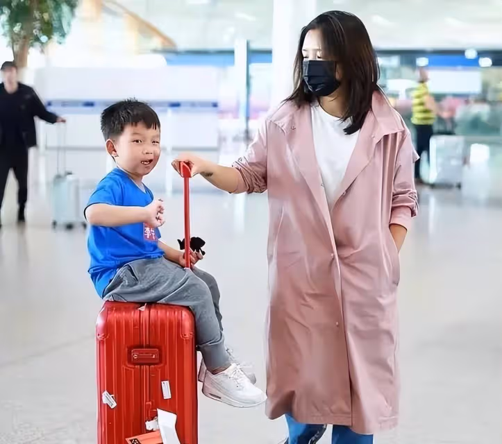 何潔攜前夫兒子亮相！穿粉色風衣暴露小短腿，身形圓潤沒女明星樣