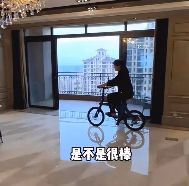 白冰闢謠被拘留!多日未露面宅家瘦身,豪宅超大健身器械惹眼