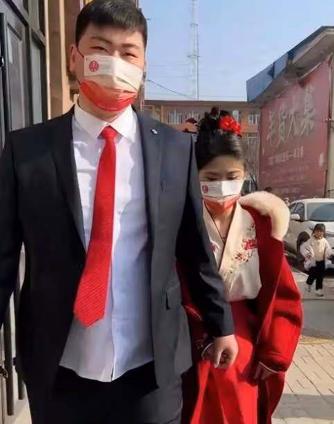 大衣嫂收到兒媳陳萌送的母親節禮物，被扒售價只有138元