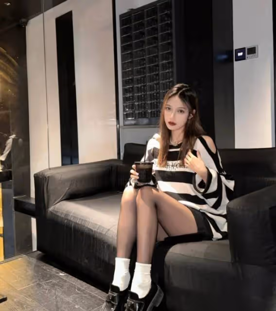 網紅又帶火一種穿法：黑絲+白襪，普通人別輕易跟風，hold不住