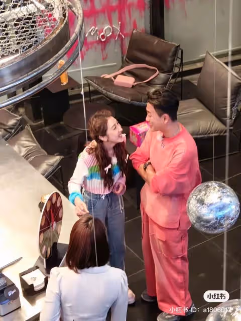 單身 9 年終於脫單了? 黃宗澤與中國女星表現親密, 全程有說有笑、還主動貼近對方!