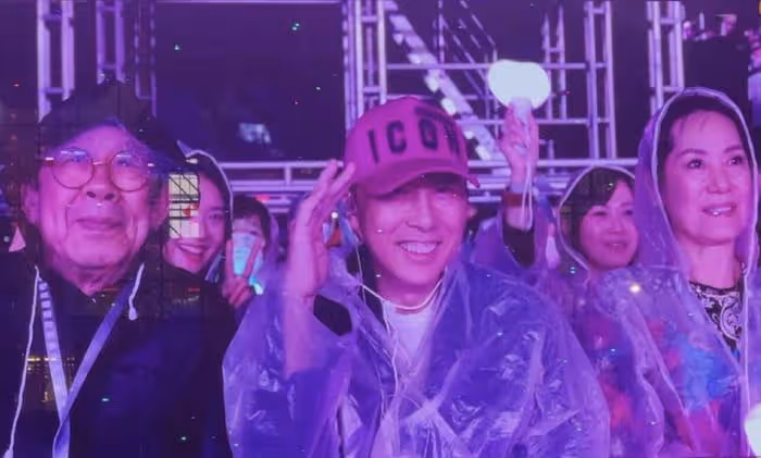 周杰倫香港演唱會尾場遭遇大雨,91歲胡楓冒雨觀看,甄子丹攜眷捧場