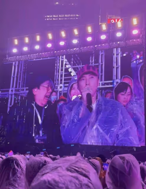 周杰倫香港演唱會尾場遭遇大雨,91歲胡楓冒雨觀看,甄子丹攜眷捧場