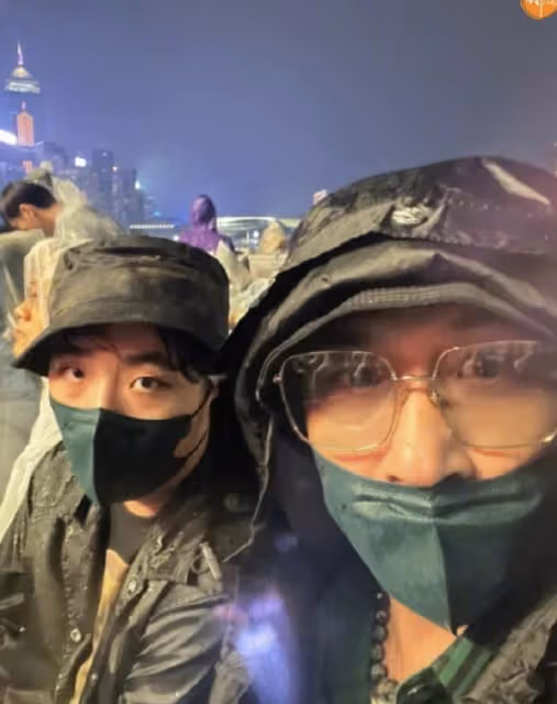 周杰倫香港演唱會尾場遭遇大雨，91歲胡楓冒雨觀看，甄子丹攜眷捧場
