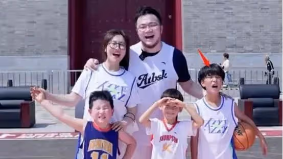 巴圖曬合照被疑有仨兒子！長子神似爺爺英達，如今想看孫子遭拒絕