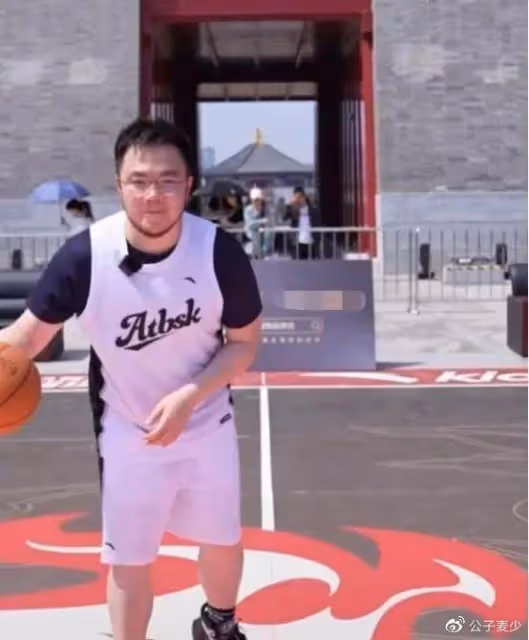 巴圖曬合照被疑有仨兒子!長子神似爺爺英達,如今想看孫子遭拒絕