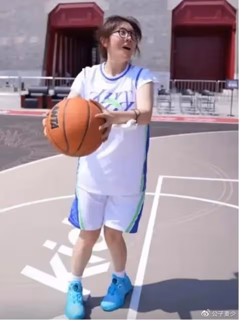 巴圖曬合照被疑有仨兒子!長子神似爺爺英達,如今想看孫子遭拒絕