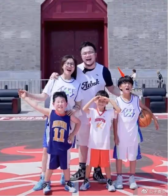 巴圖曬合照被疑有仨兒子!長子神似爺爺英達,如今想看孫子遭拒絕