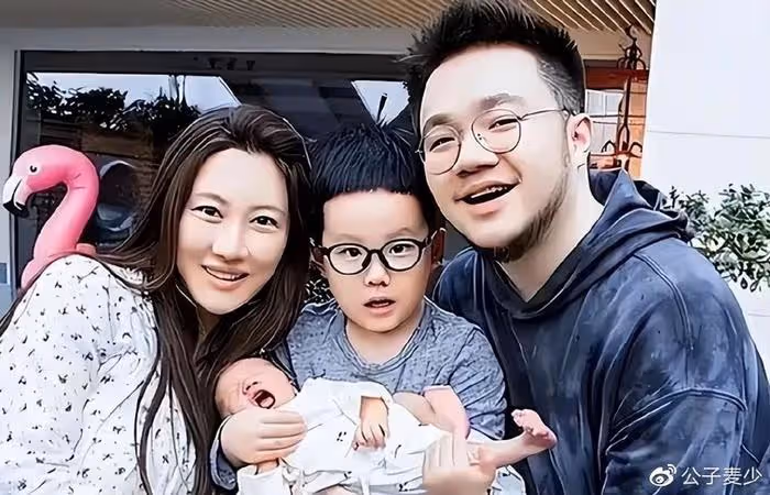 巴圖曬合照被疑有仨兒子!長子神似爺爺英達,如今想看孫子遭拒絕
